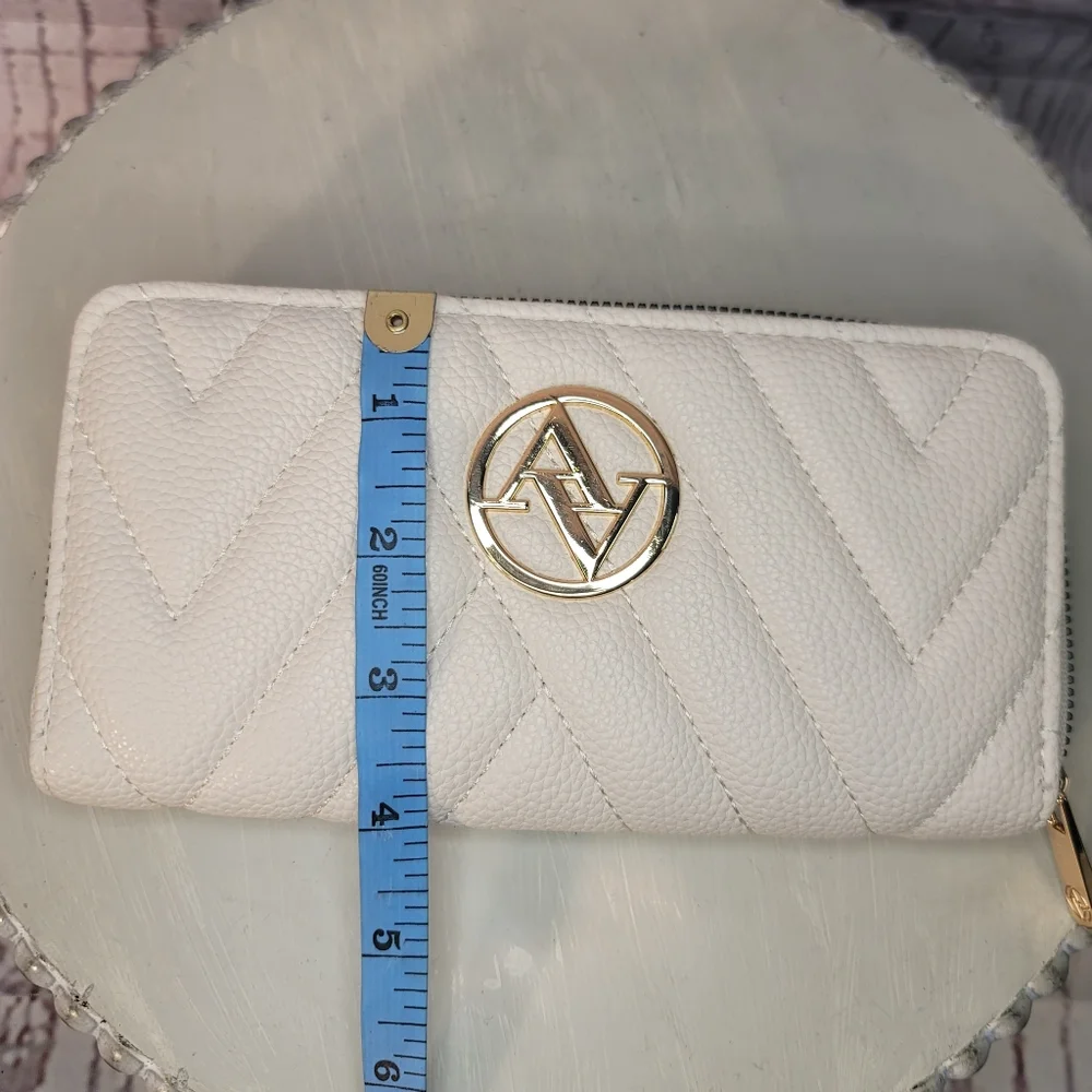 NWOT Adrienne Vittadini Elegant Cream Women's Card   Wallet